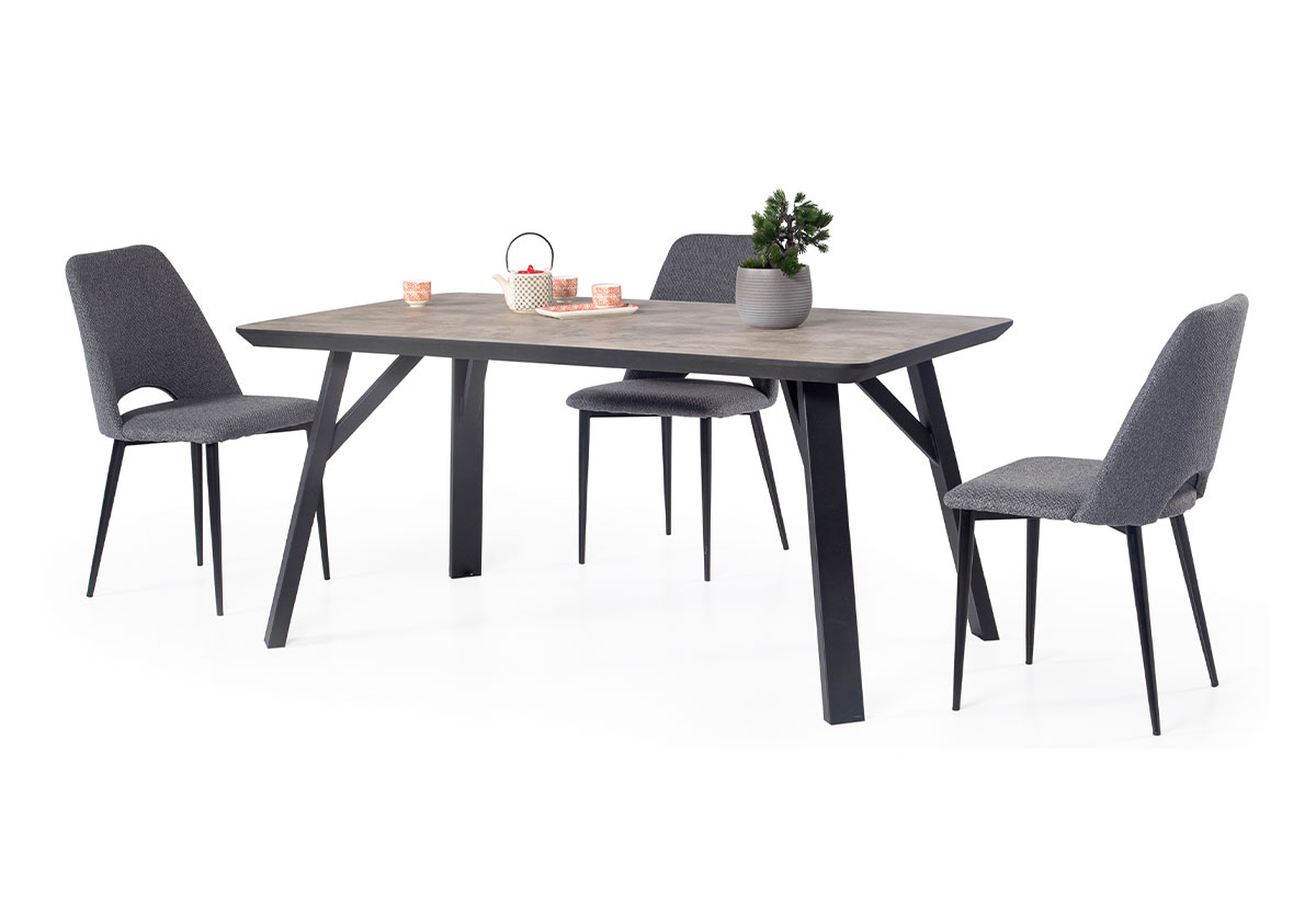 Απεικονίζεται το τραπέζι μαζί με 3 καρέκλες 